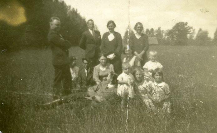 KKE 2187.jpg - Fot. Grupowa. Rodzina w ogrodzie, lata 20-te XX wieku. (b.d.)